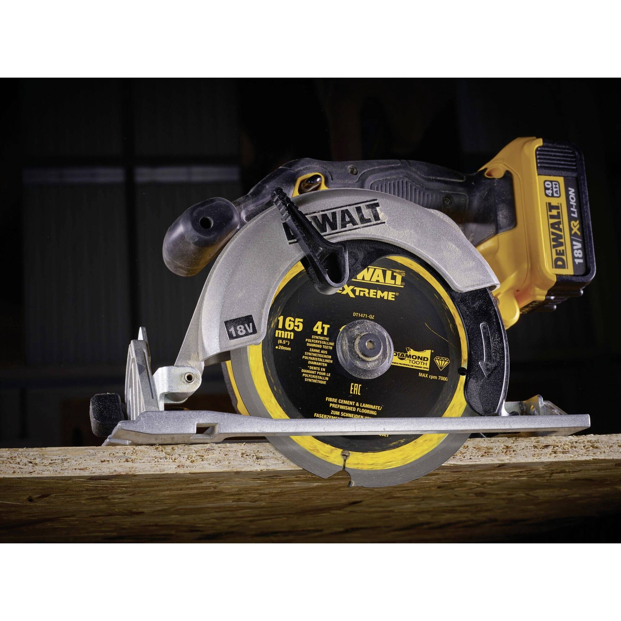 Eine kreisförmige Handkreissäge der Marke Dewalt, platziert auf einem Holzbalken. Die Säge zeigt Details des Modells und der Spannung.