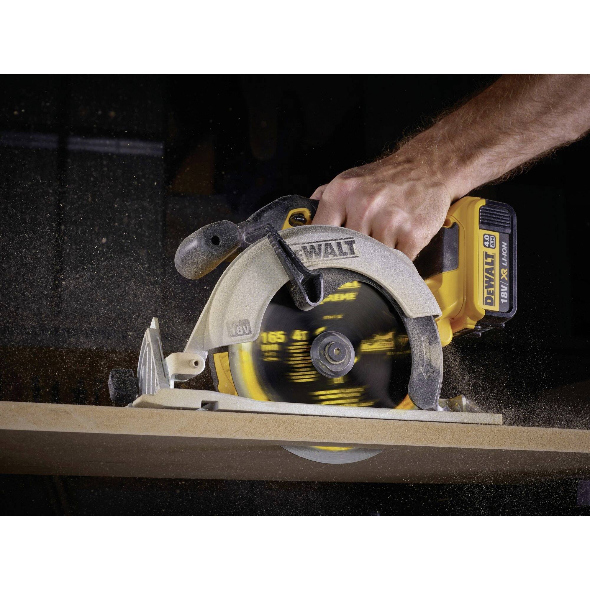 Eine Hand hält eine gelbe Dewalt-Kreissäge, die Holz schneidet. Sägespäne fliegen, der Schnitt ist präzise und sauber.