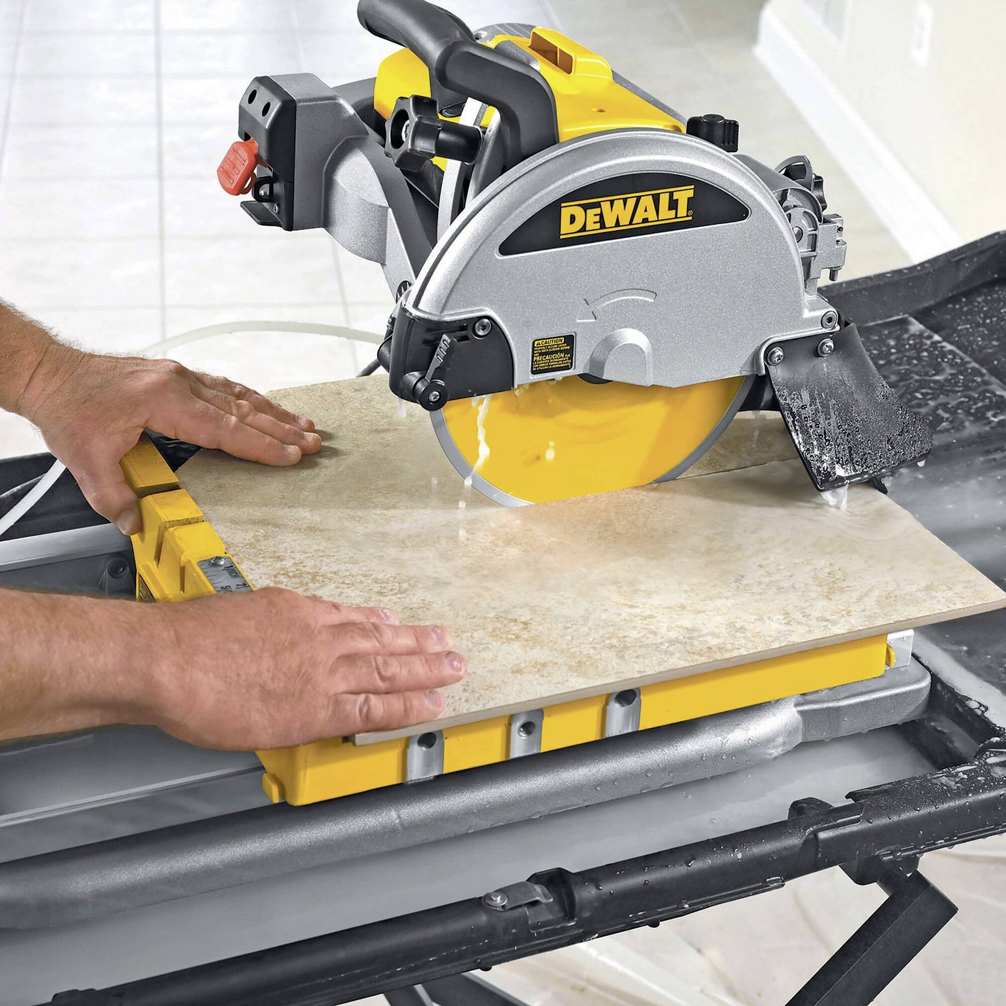 Eine Person schneidet mit einer gelben DeWalt-Kreissäge eine beige Fliese auf einem Arbeitstisch.