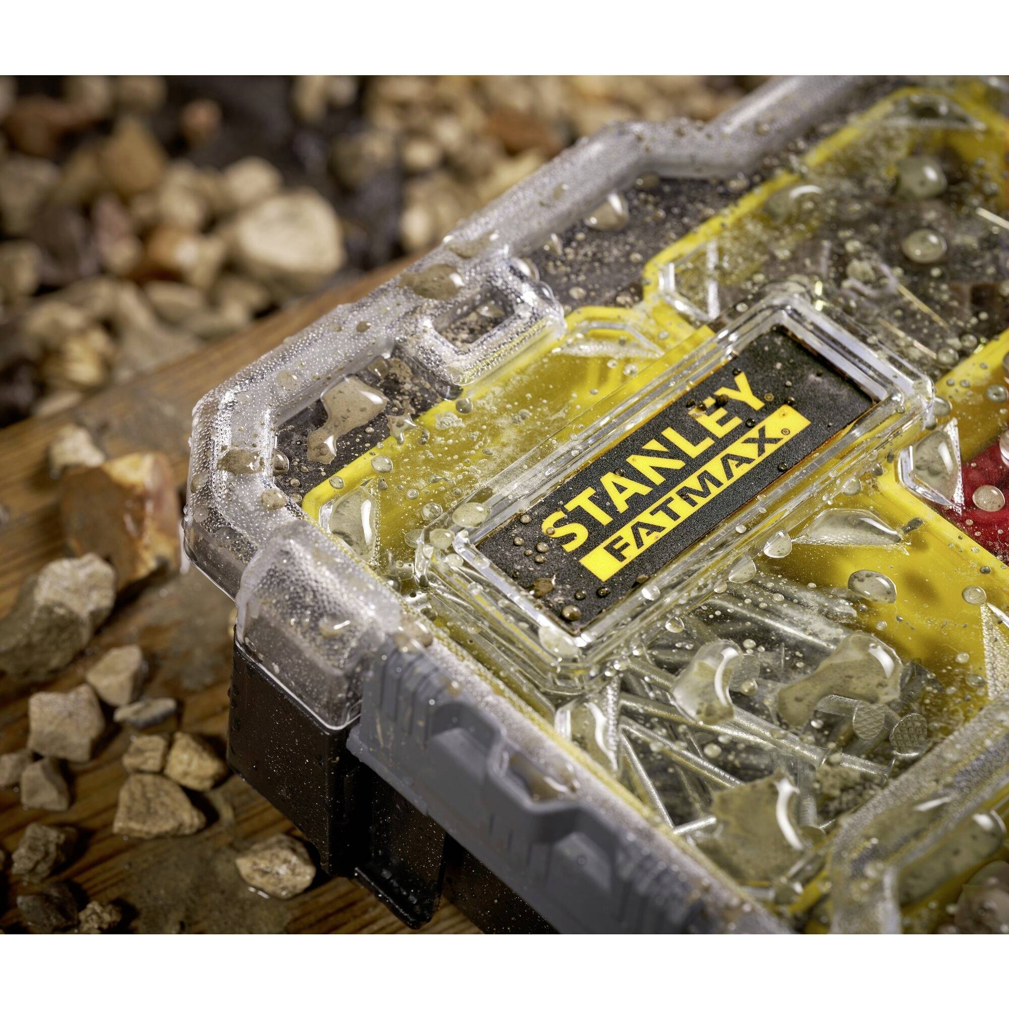 Wasserfester Werkzeugkoffer auf einem kiesigen Untergrund. Beschriftung 'Stanley Fatmax' auf der Vorderseite.