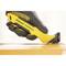 Ein gelber Stanley Fatmax Cutter mit schwarzem Griff wird von einer behandschuhten Hand verwendet, um einen Karton zu öffnen.