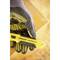 Eine Hand mit Arbeitshandschuh und gelbem Stanley FatMax Cuttermesser schneidet Karton.