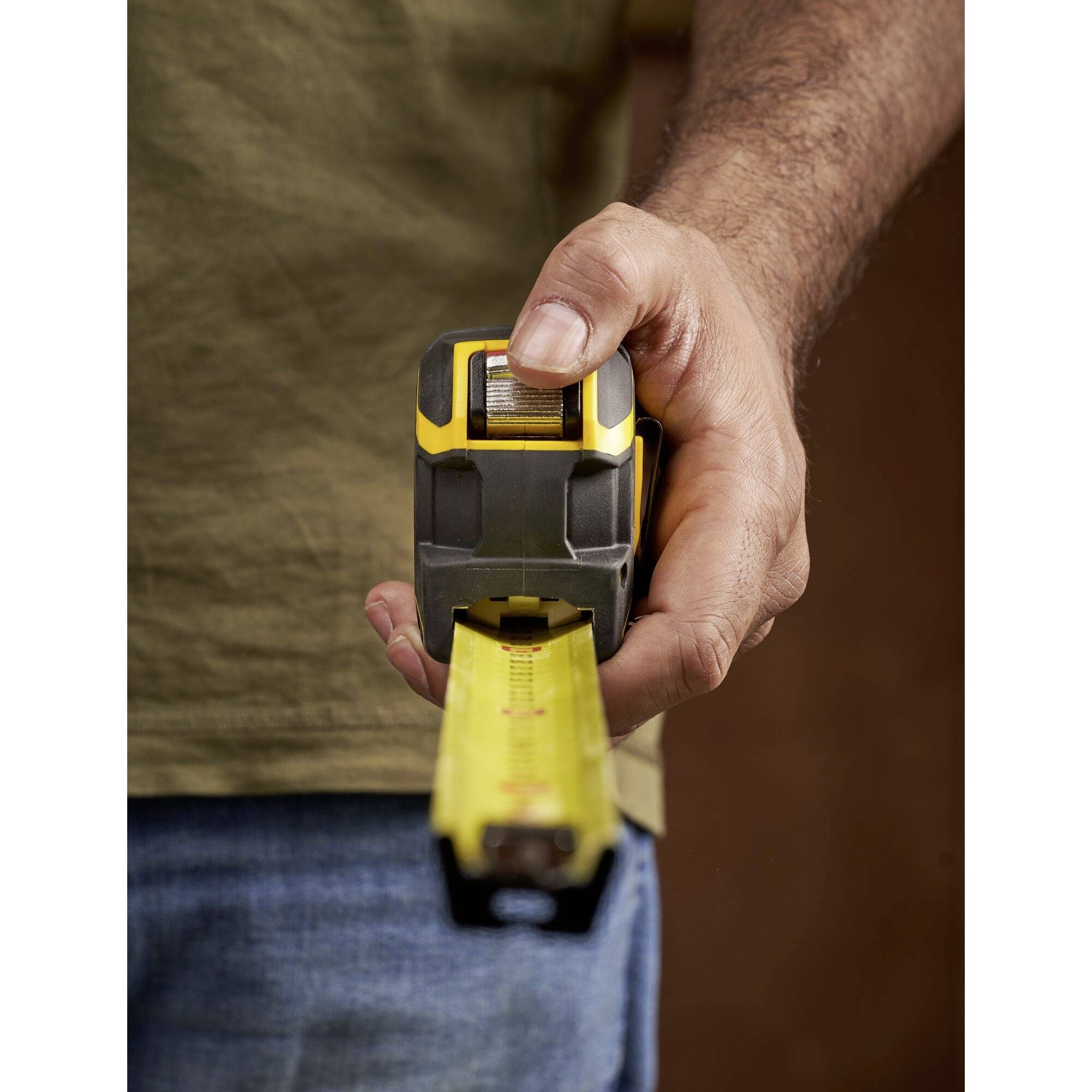 Eine Hand hält ein Maßband, das auf eine Länge gestreckt ist. Die Szene zeigt Präzision beim Messen.