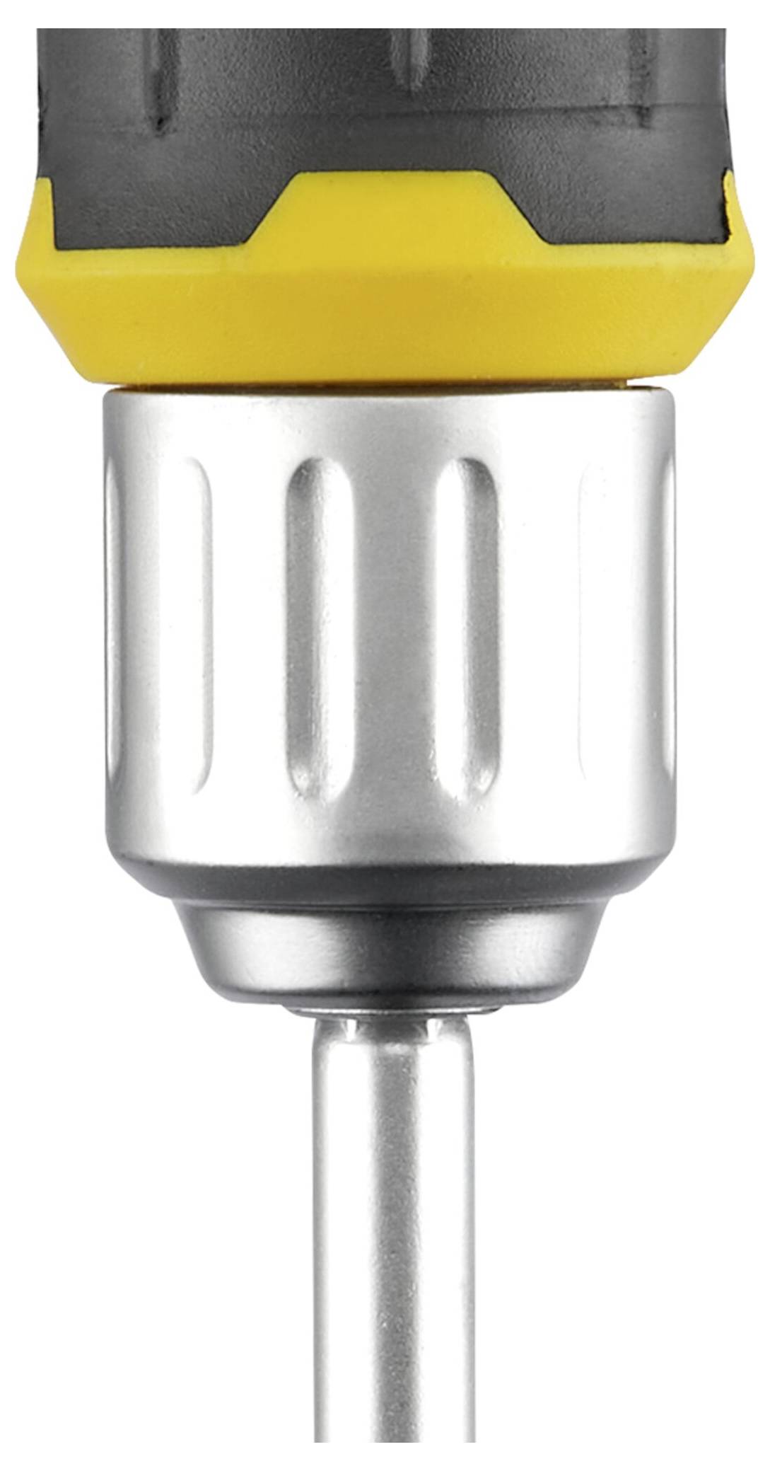 Nahaufnahme eines silbernen Akkuschraubers mit gelbem Detail, Fokus auf den Bohrkopf.