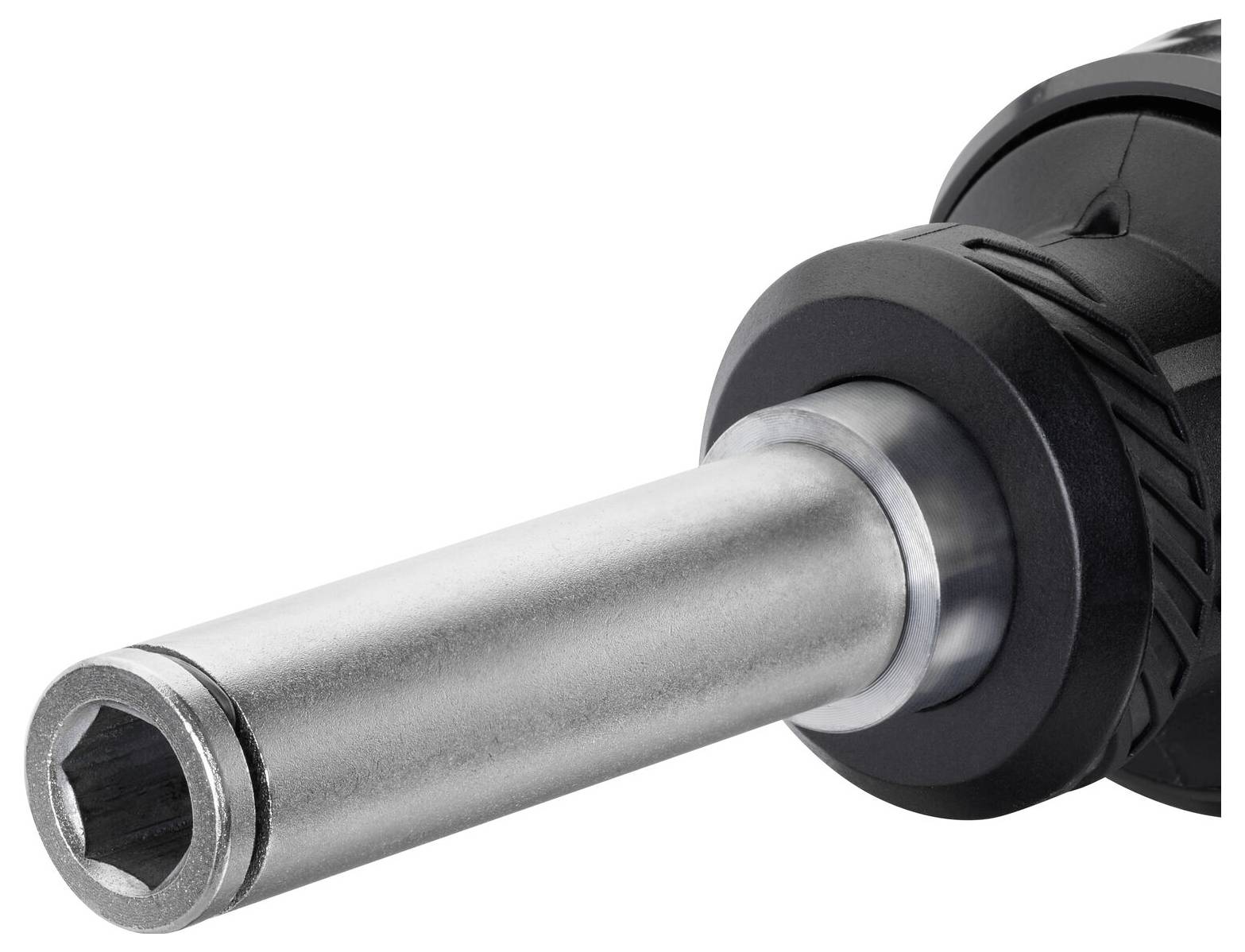 Nahaufnahme einer Metallbohrspitze eines Elektrowerkzeugs, das teilweise sichtbar ist. Sie zeigt die zylindrische Form der Spitze.