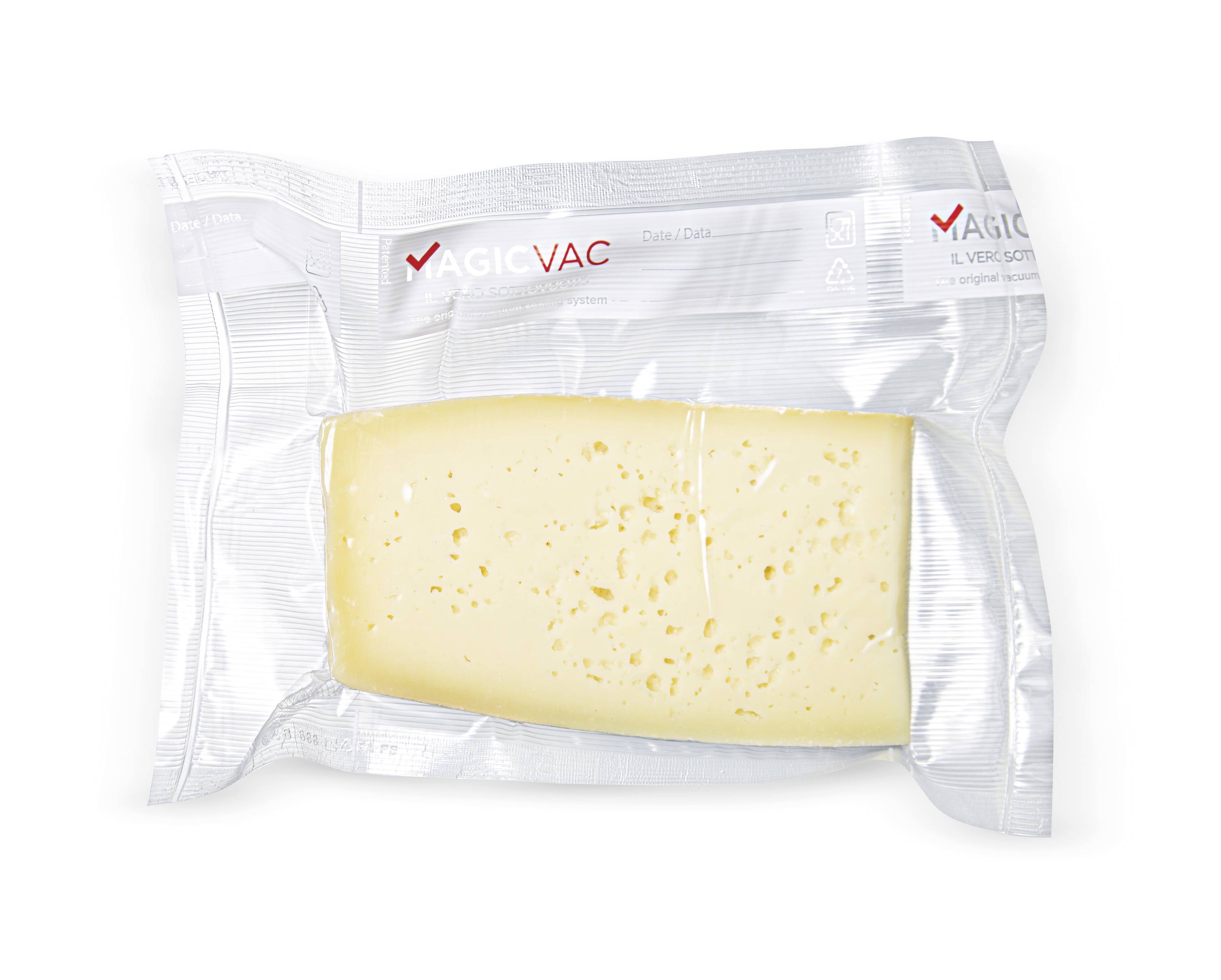 Eine Scheibe Käse in einer vakuumverpackten Folie mit dem Aufdruck 'MAGICVAC' oben, die den Käse frisch hält.