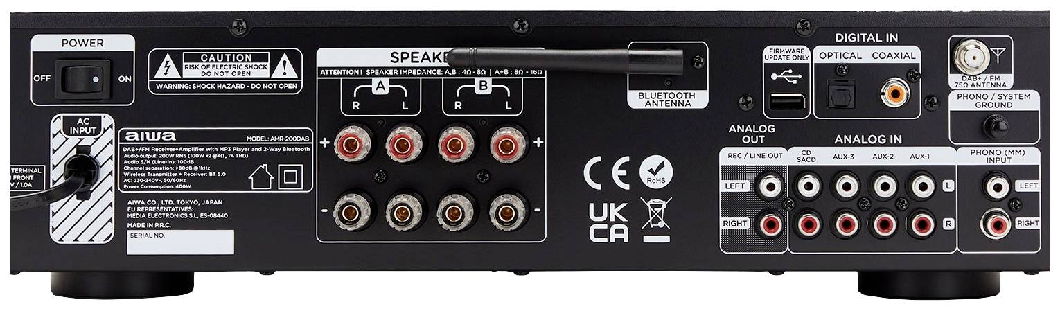 'Rückseite eines Audioverstärkers mit mehreren Anschlussoptionen: Lautsprecher, optisch, koaxial, analog und Phono-Eingänge.'