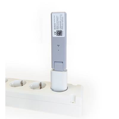 Ein graues Gerät steckt in einer weißen Steckdosenleiste. Auf dem Gerät befindet sich ein Etikett mit kleinem Text und einem QR-Code.