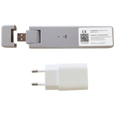 'USB-Stick und Steckdosenadapter: Herstellerangaben und CE-Kennzeichnung sichtbar. EAN-Code auf dem Stick.'