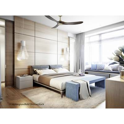Ein modernes Schlafzimmer mit einem großen Bett, Holzwänden, einer Pendelleuchte und einem großen Fenster mit Sitzbereich.