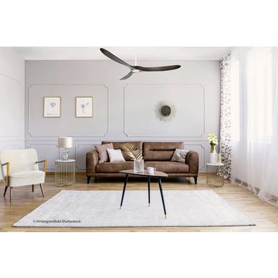 Ein modern eingerichtetes Wohnzimmer mit braunem Ledersofa, beige Sessel, rundem Couchtisch, hellgrauem Teppich und eleganter Dekoration.
