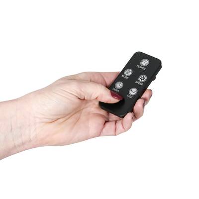 Eine Hand hält eine schwarze Fernbedienung mit fünf Tasten, die mit 'Power', 'Mode', 'Speed', 'Timer' und 'Osc' beschriftet sind.