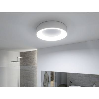 Eine moderne Deckenleuchte im Badezimmer, die helles, gleichmäßiges Licht abgibt. Duschkopf und Spiegel sind im Hintergrund sichtbar.