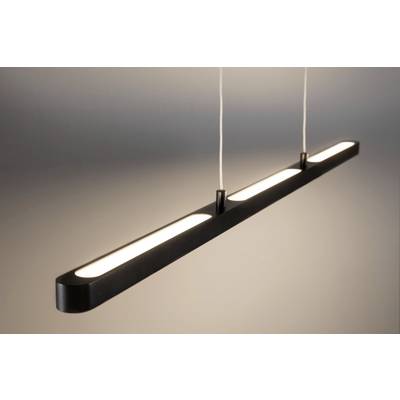Eine moderne, schwarze Pendelleuchte mit drei gleichmäßig verteilten Lichtern, die an dünnen Kabeln von der Decke hängt.