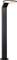 Schwarze Stehlampe mit abgewinkeltem Kopf, leuchtet nach unten. Design wirkt modern und minimalistisch, ideal für Außenbereiche.
