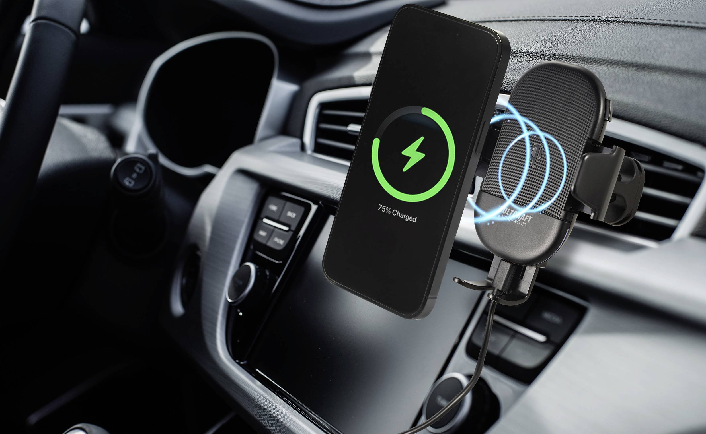 Ein Smartphone wird in einem Auto kabellos aufgeladen. Das Display zeigt einen grünen Kreis mit einem Blitzsymbol und '75% geladen'.