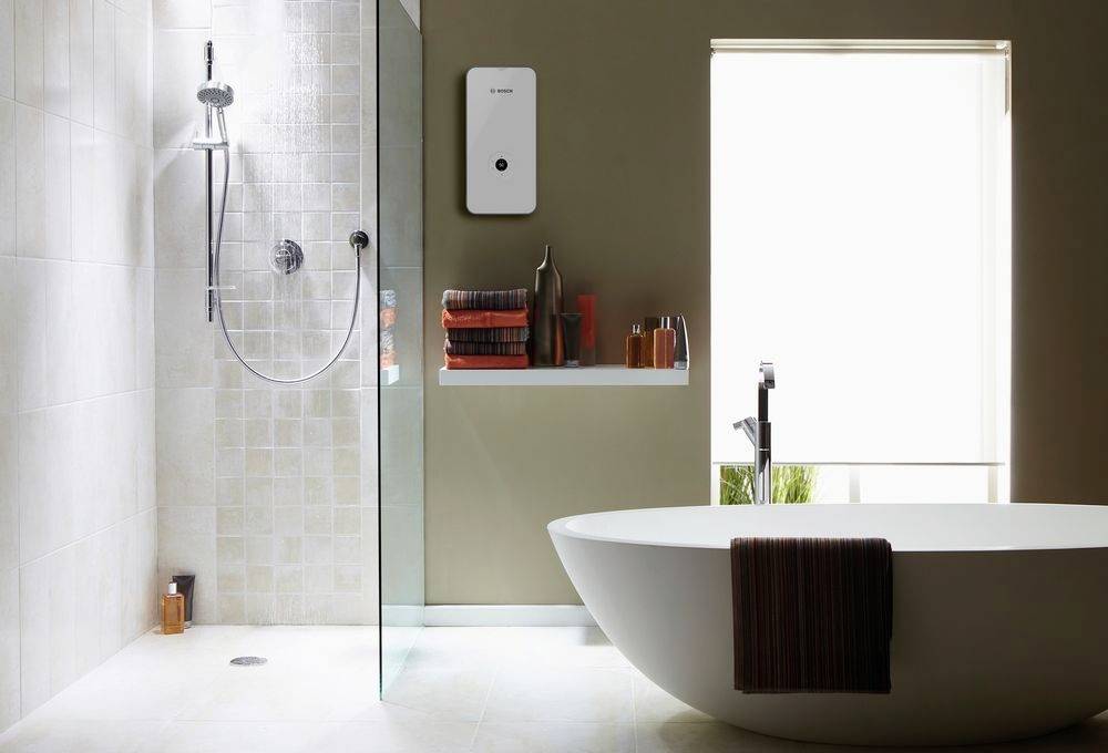 Modernes Badezimmer mit freistehender Badewanne, Dusche, einem Regal mit Handtüchern und einem wandmontierten Durchlauferhitzer.