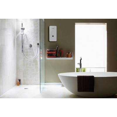 Modernes Badezimmer mit freistehender Badewanne, Dusche, einem Regal mit Handtüchern und einem wandmontierten Durchlauferhitzer.