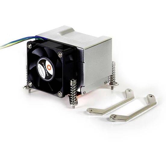 Lüfterkühlkörper mit zwei Metallhalterungen, geeignet für die Kühlung von Computerprozessoren. kabel ist sichtbar links.