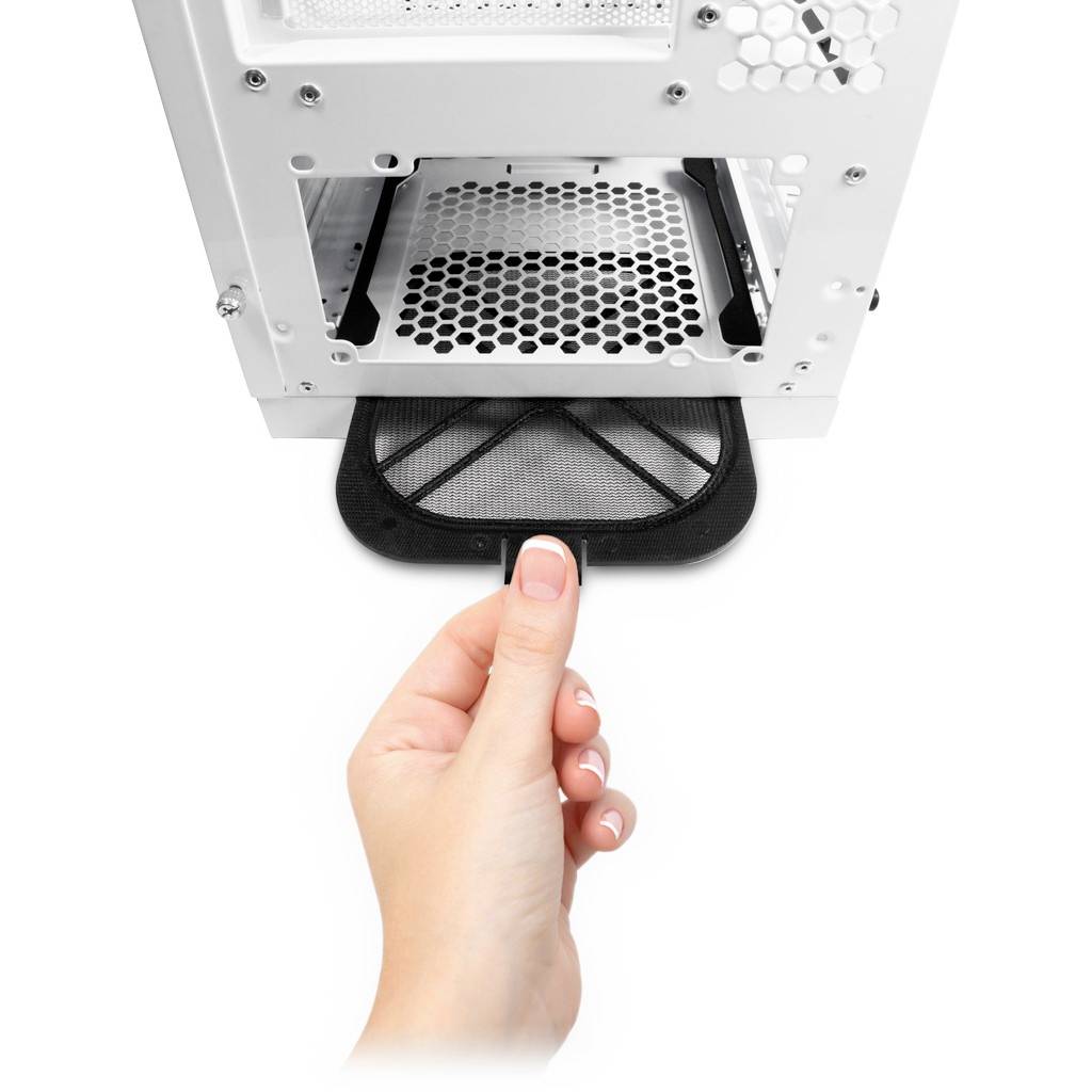 Eine Hand zieht einen Staubfilter aus der Unterseite eines weißen Computergehäuses heraus.