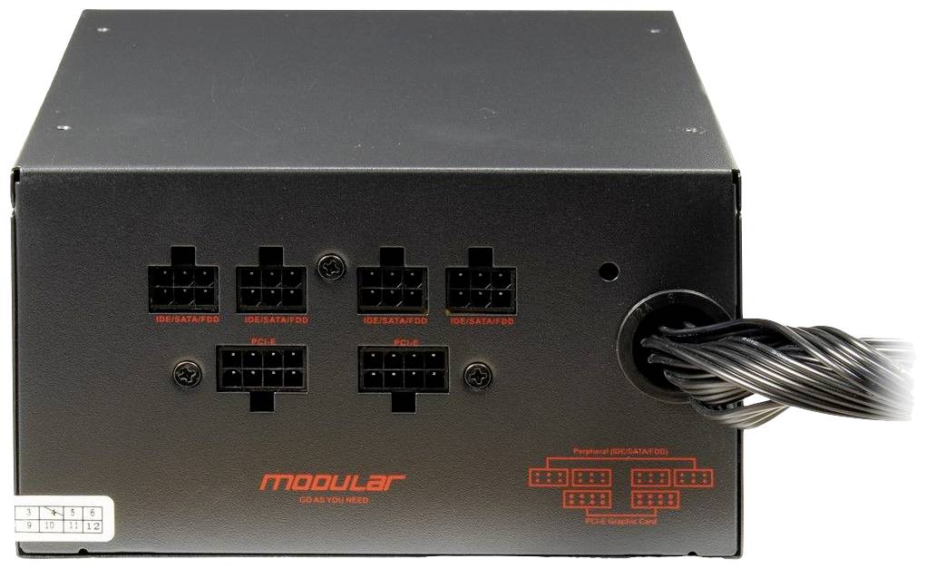 Schwarzes, modulares Netzteil mit verschiedenen Anschlüssen für PC-Komponenten. Kabel verlaufen seitlich aus dem Gehäuse.