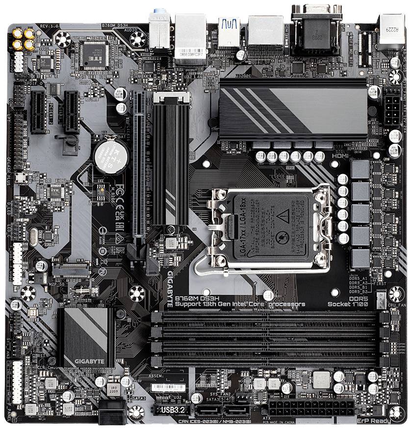 Ein Motherboard mit PCIe-Steckplätzen, RAM-Sockeln und einem CPU-Sockel. Aufschrift zeigt Unterstützung für Intel Core Prozessoren der 13. Generation.