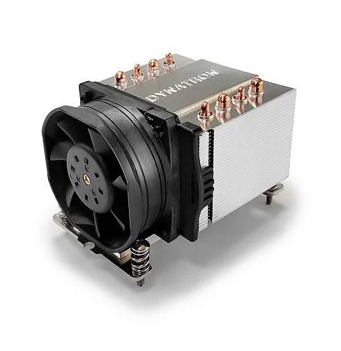 Lüfterkühler mit schwarzem Ventilator und Kupfer-Heatpipes, montiert auf silbernem Kühlkörper. Designed für PC-Prozessoren.