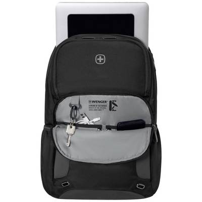 Ein schwarzer Rucksack mit mehreren Fächern. Das Hauptfach enthält einen Laptop. Vorne befinden sich Schlüssel und ein Kabel.