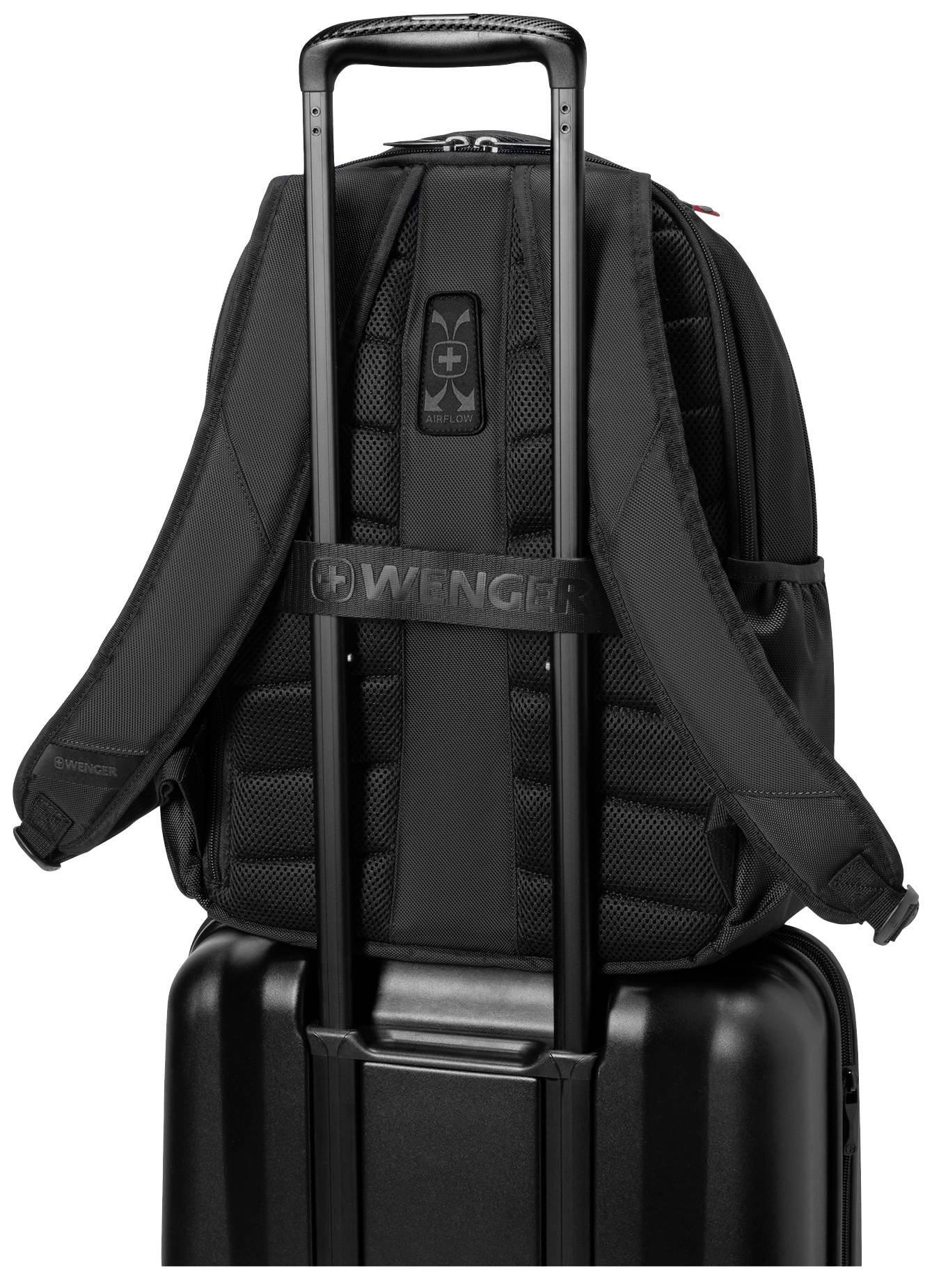 Ein schwarzer Rucksack wird auf einem Trolleygriff eines Hartschalenkoffers befestigt. Der Rucksack hat gepolsterte Schulterriemen.