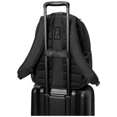Ein schwarzer Rucksack wird auf einem Trolleygriff eines Hartschalenkoffers befestigt. Der Rucksack hat gepolsterte Schulterriemen.