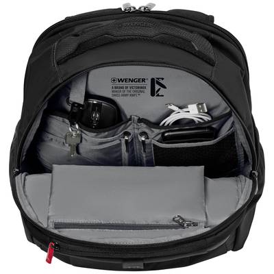 Ein geöffneter schwarzer Rucksack zeigt mehrere Fächer, in denen elektronische Geräte wie ein Ladegerät und ein Kabel organisiert sind.
