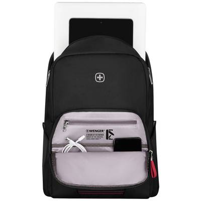 Schwarzer Rucksack mit geöffneter Fronttasche, zeigt ein Ladekabel und ein kleines Gerät; Laptop- und Tablet-Fach oben sichtbar.