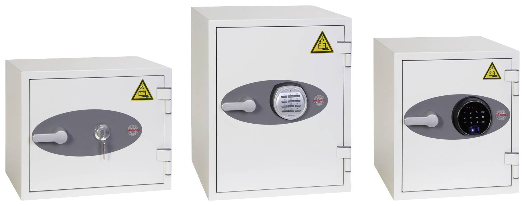 Drei weiße Tresore mit unterschiedlichen Schlossarten: Schlüsselschloss, mechanisches Zahlenschloss und elektronisches Zahlenschloss.