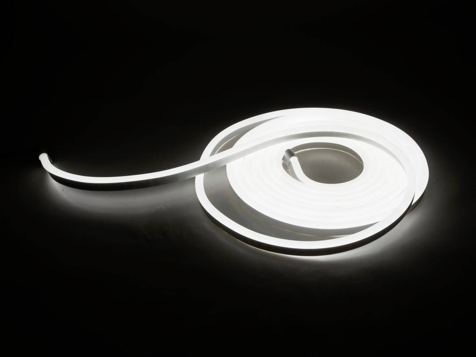 Eine aufgerollte, leuchtende LED-Lichtleiste auf dunklem Hintergrund.