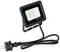 Ein schwarzer LED-Fluter mit 20W Leistung und IP66-Schutz, stehend auf einem Halter mit einem angeschlossenen Stromkabel.