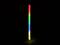 Ein leuchtender, vertikaler Stab zeigt den Farbverlauf eines Regenbogens von Rot oben bis Blau unten vor einem dunklen Hintergrund.