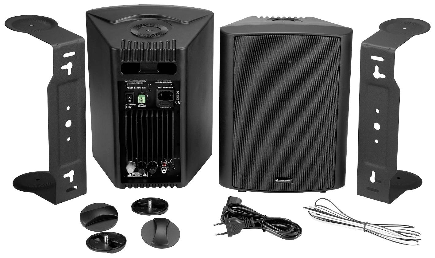 Zwei schwarze Lautsprecher mit Wandhalterungen, Kabeln und Befestigungselementen. Rückseite zeigt Anschluss- und Steuerelemente.