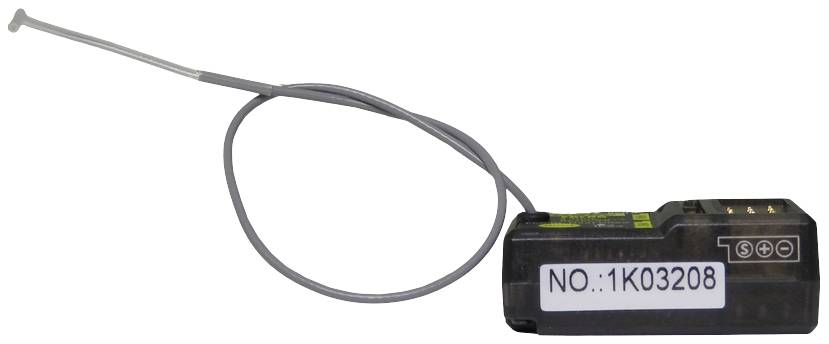 Ein schwarzer elektronischer Sensor mit einer Antenne und einem Aufkleber mit der Nummer '1K03208' darauf.
