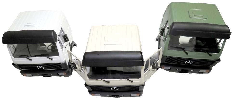 Drei LKW-Modelle von oben in Grün, Weiß und Beige nebeneinander, Türen geöffnet, schwarze Front, Mercedes-Logo sichtbar.