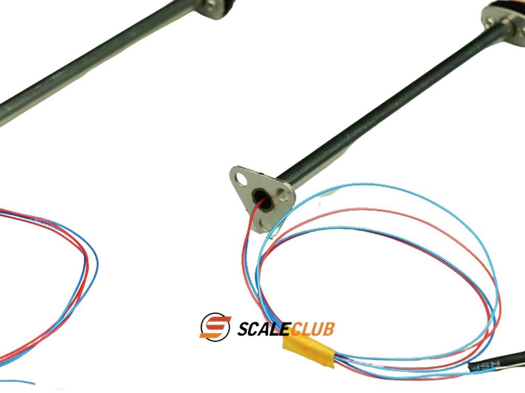 'Ein Metallstab mit verbundenen farbigen Drähten. Im Hintergrund das Logo von SCALECLUB. Die Kabel sind rot und blau.'