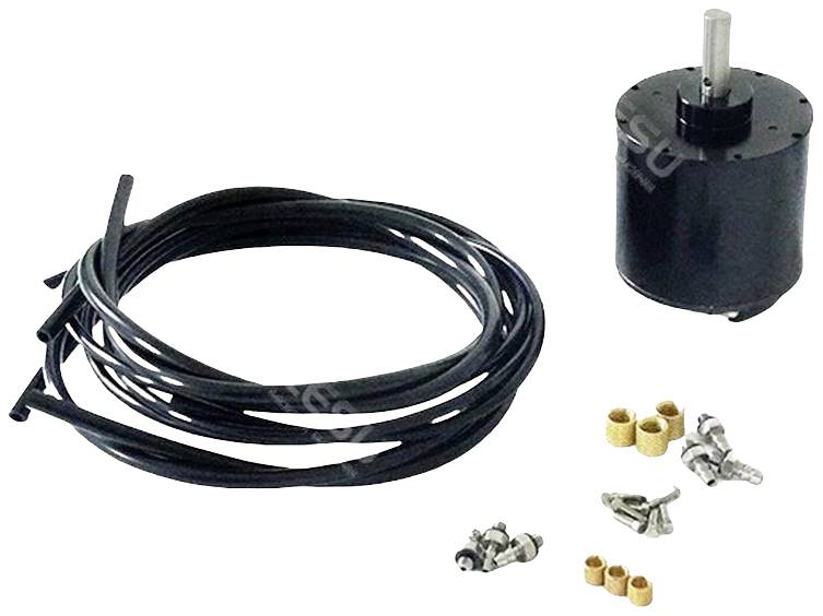 Ein schwarzer Elektromotor, daneben liegen mehrere Kabel und kleine Verbindungsteile.