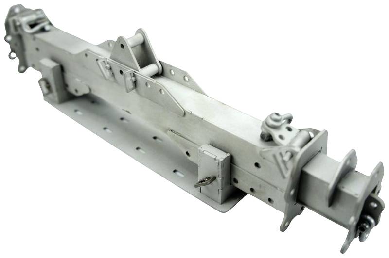 Metallisches Bauteil, möglicherweise ein mechanisches oder technisches Geräteteil, mit mehreren Befestigungspunkten und Einbauten.