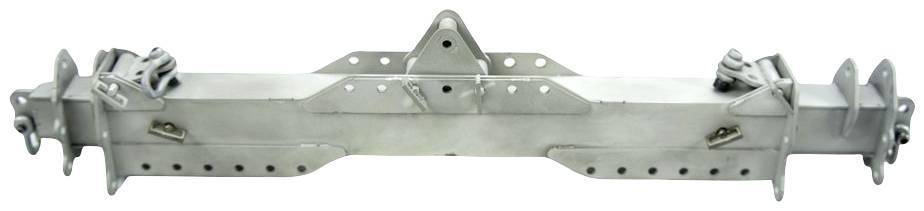 Metallischer Querträger mit verschiedenen Befestigungspunkten und strukturellen Verstärkungen, offensichtlich für technischen Gebrauch.