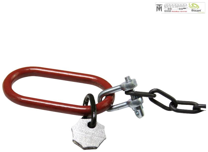 Roter ovaler Stahlring mit angehängter Kette und Schraubverschluss. Eine sechseckige Metallscheibe hängt an der Kette. Oben rechts ein Logo.