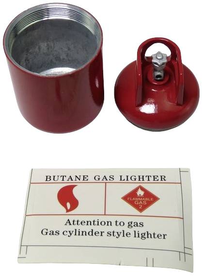 Roter, zylinderförmiger Butan-Gasanzünder mit abnehmbarem Deckel. Ein Warnhinweis auf einer Verpackung weist auf 'leicht entflammbar' hin.