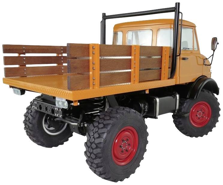 Oranger Lastwagen mit Holzseitenwänden und großen Reifen.