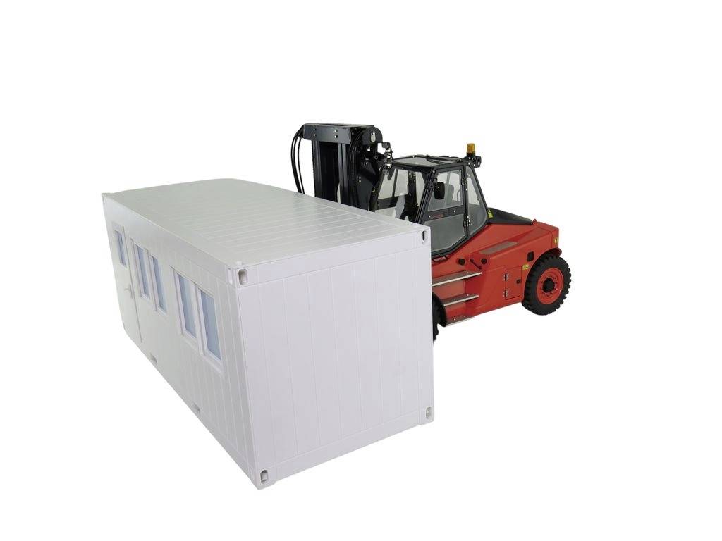 Ein roter Gabelstapler hebt einen weißen Container mit Fenstern. Der Gabelstapler fährt nach rechts.