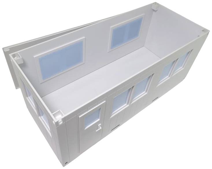 Eine leere, weiße Modellstruktur mit zwei Fenstern und einer Tür an einer langen Seite, möglicherweise repräsentativ für einen Containerraum.