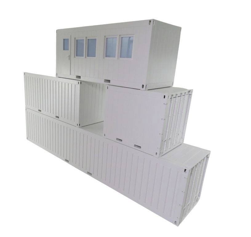 Drei gestapelte Versandcontainer, der oberste hat Fenster und eine Tür. Container sind weiß und rechteckig.