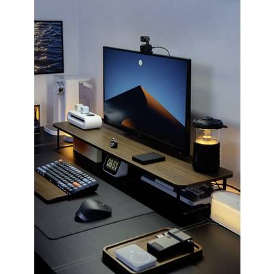 Moderner Computertisch mit Monitor, Tastatur, Maus, Smartphone und Lautsprechern. Der Bildschirm zeigt ein Wüstenmotiv bei Nacht.